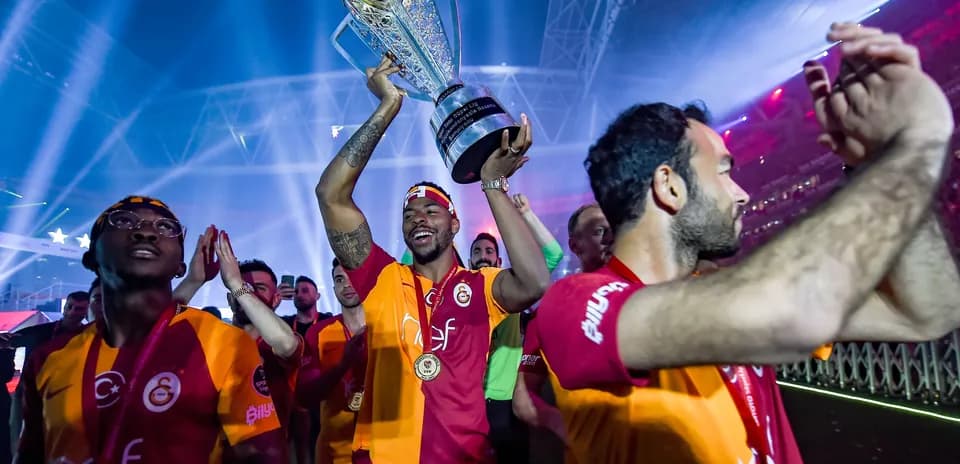 Игроки Galatasaray празднуют с трофеем в руках