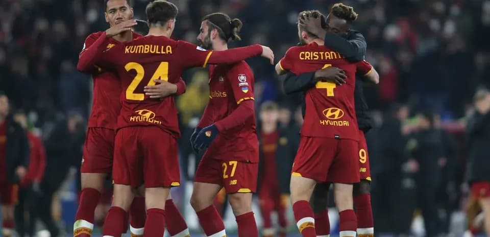 Игроки AS Roma празднуют победу