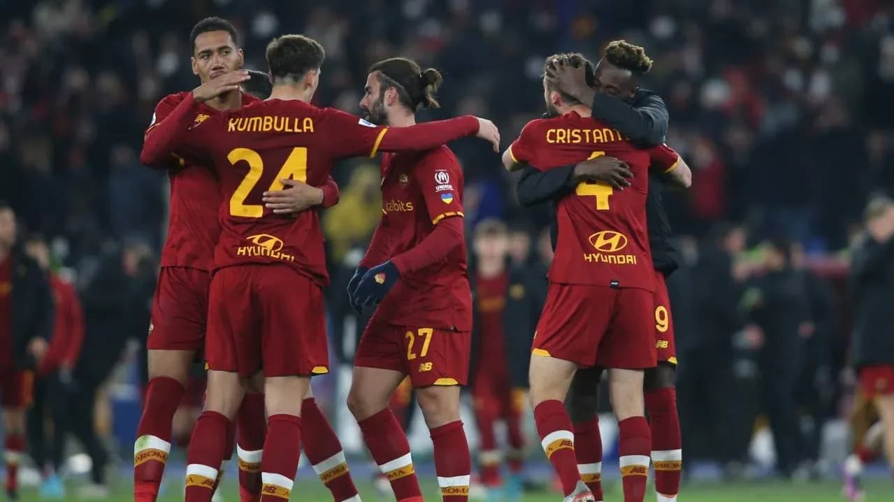 Игроки AS Roma празднуют победу