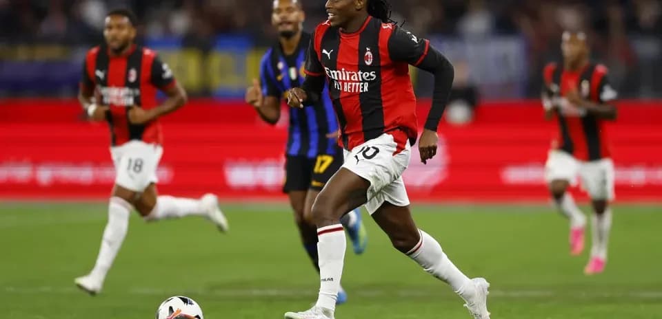Игроки AC Milan бегут за мячом на поле