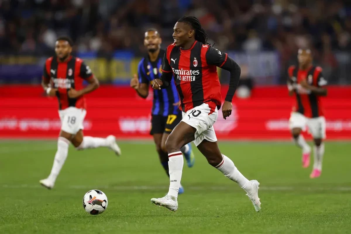 Игроки AC Milan бегут за мячом на поле