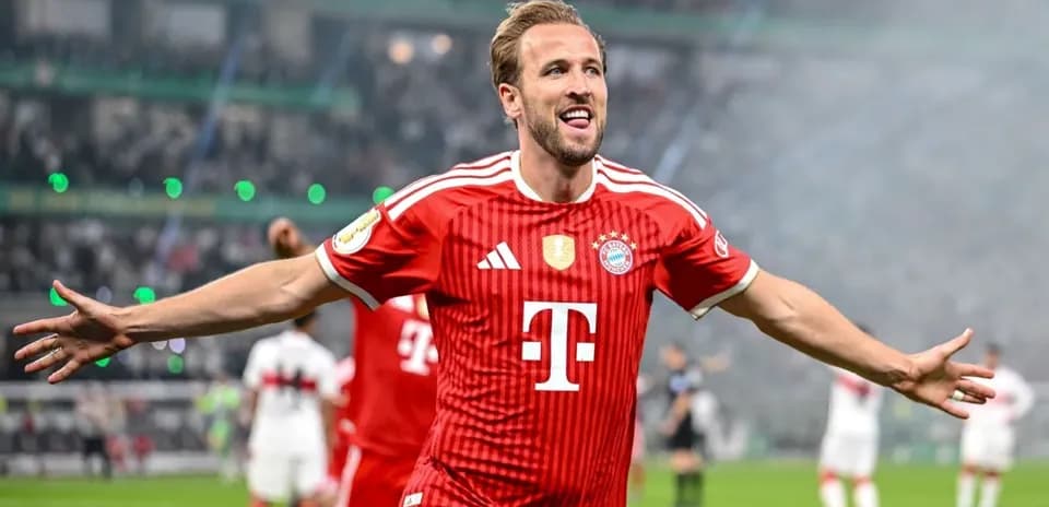 Игрок Bayern Munich празднует гол на поле