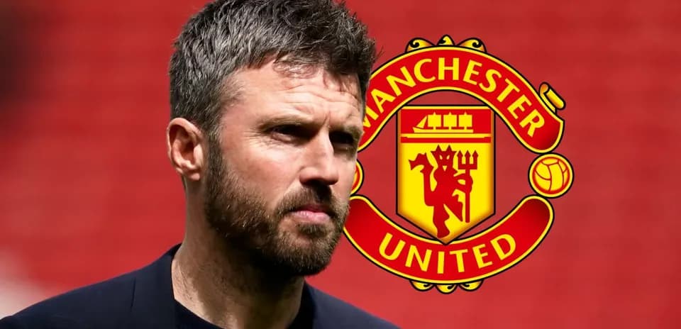 Человек на фоне логотипа Manchester United