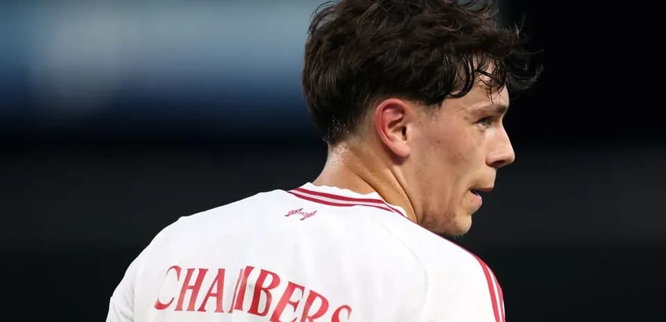 Игрок с фамилией CHAMBERS на футбольном поле
