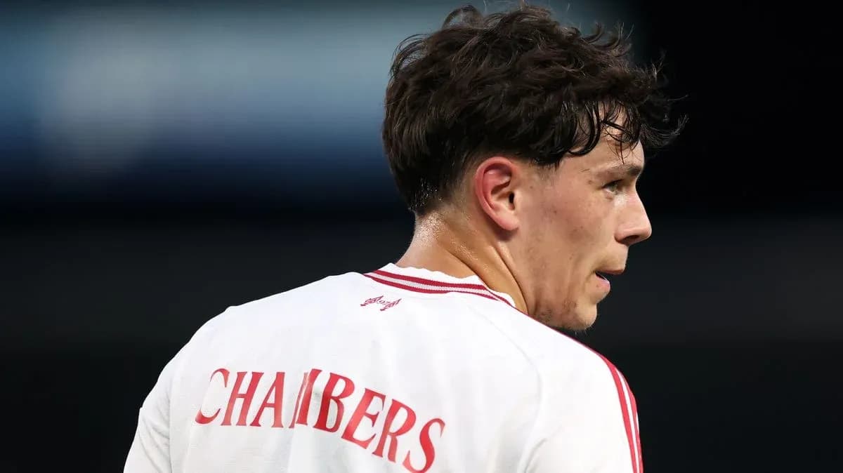 Игрок с фамилией CHAMBERS на футбольном поле