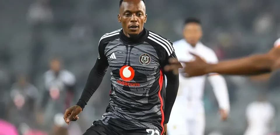 Игрок команды Orlando Pirates на футбольном поле