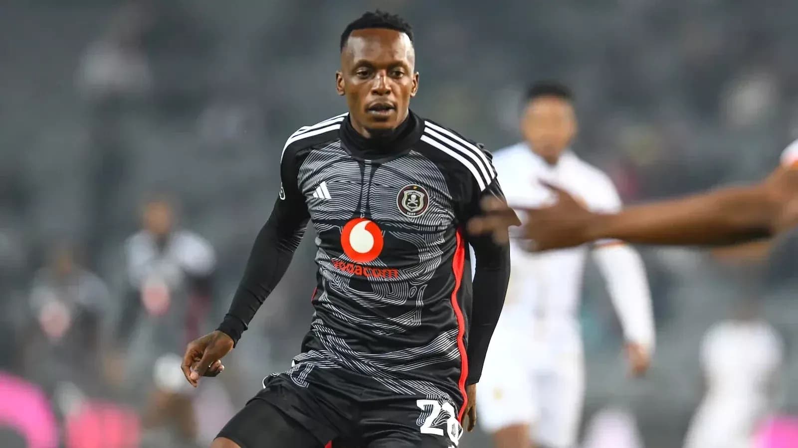Игрок команды Orlando Pirates на футбольном поле