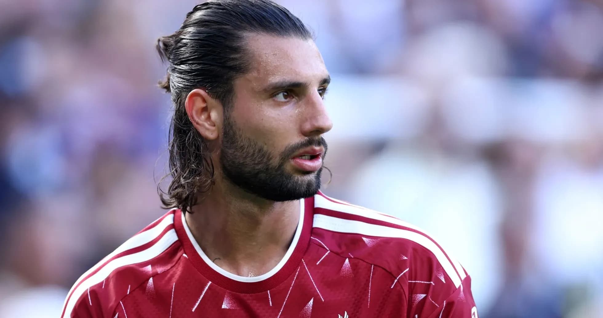 Игрок в красной форме Liverpool на поле