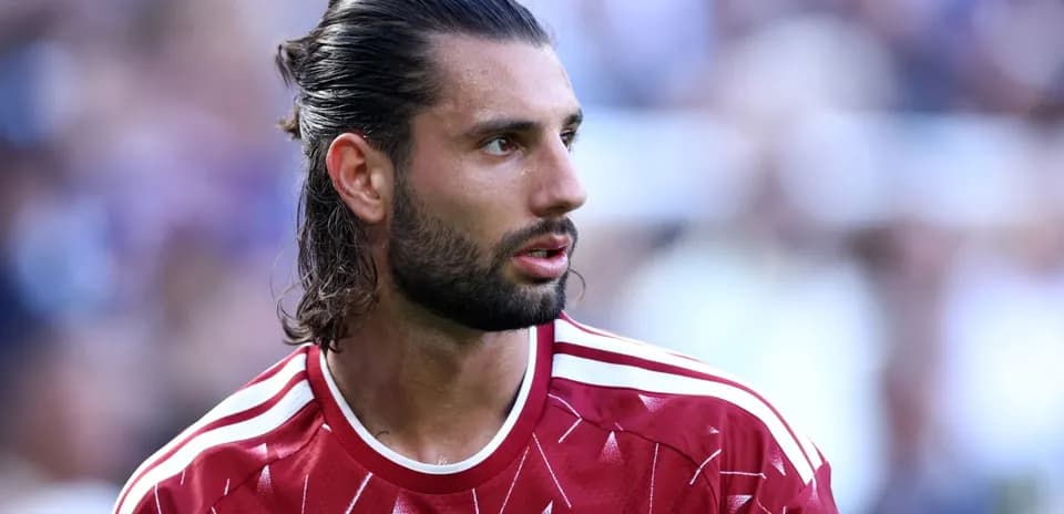 Игрок в красной форме Liverpool на поле