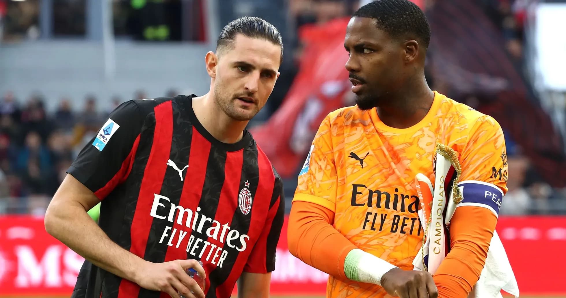 Игроки AC Milan общаются на поле после матча
