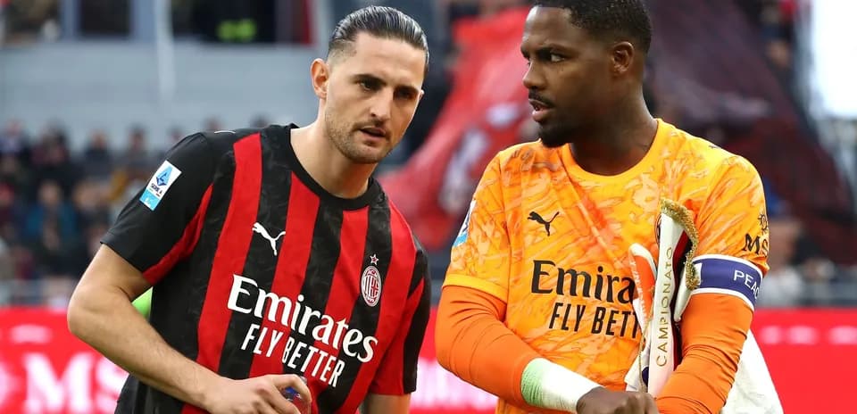 Игроки AC Milan общаются на поле после матча