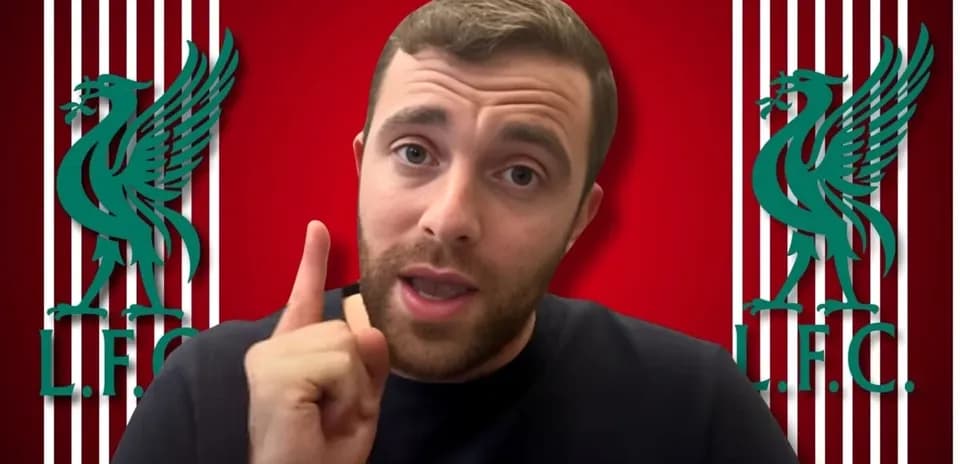 Человек с поднятым пальцем на фоне логотипа Ливерпуля