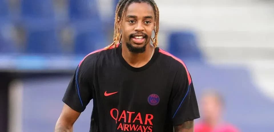 Игрок в форме PSG во время разминки