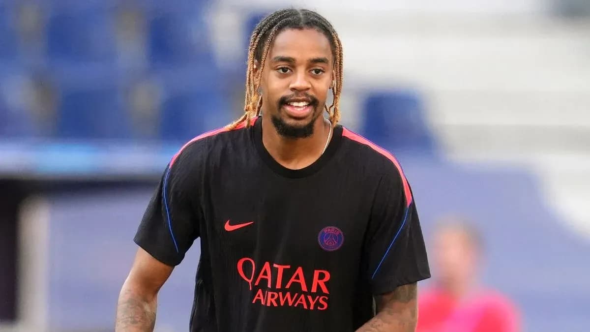 Игрок в форме PSG во время разминки