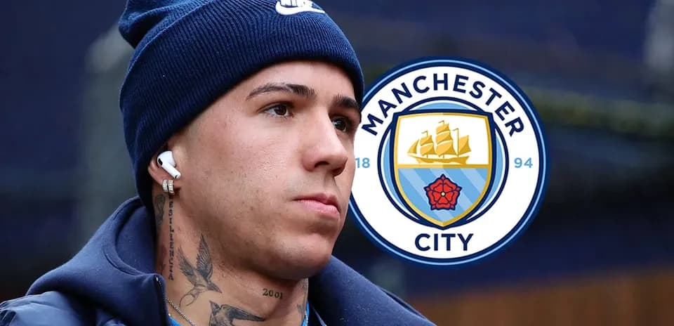 Игрок в шапке с логотипом Manchester City на фоне