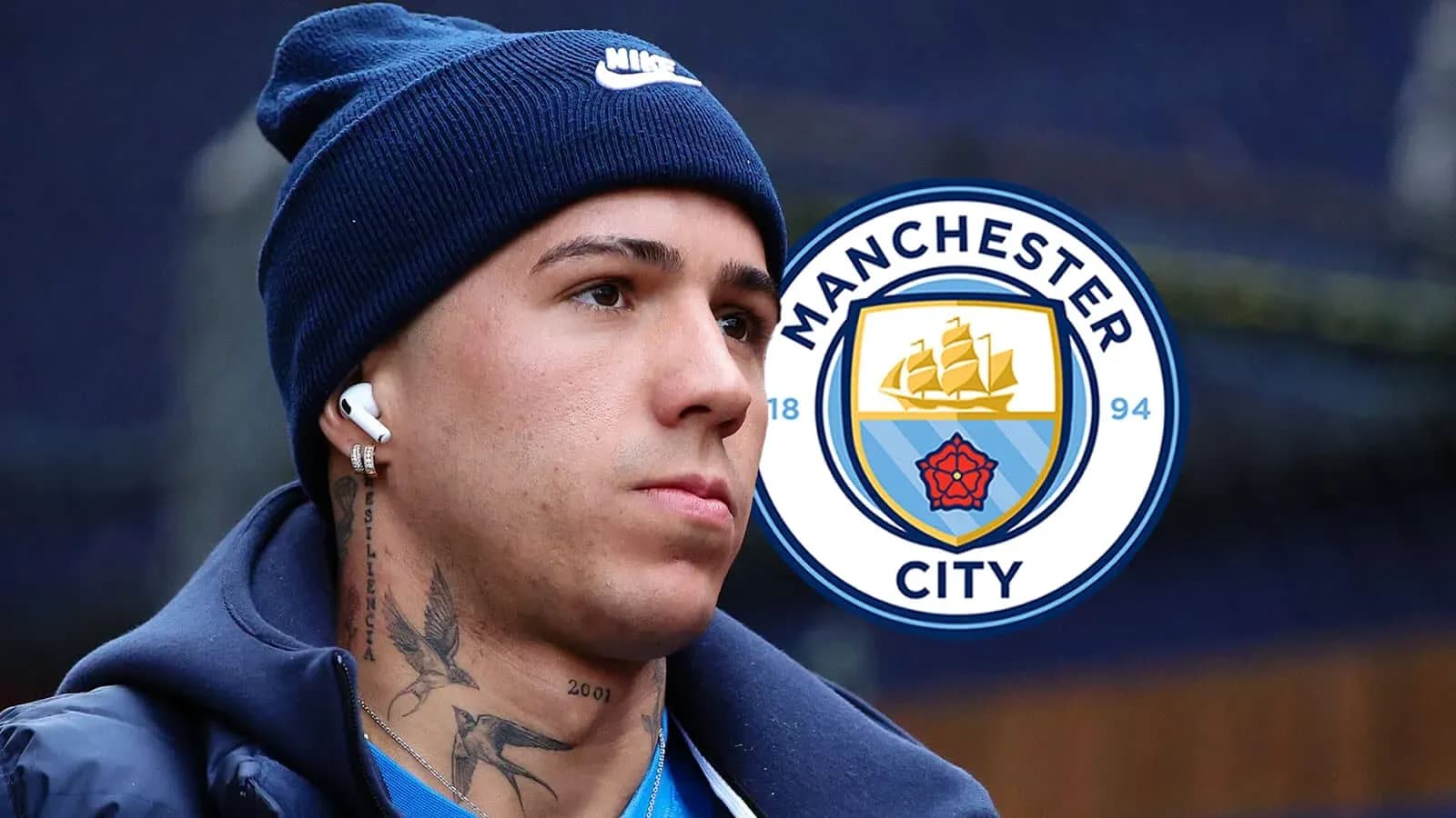 Игрок в шапке с логотипом Manchester City на фоне
