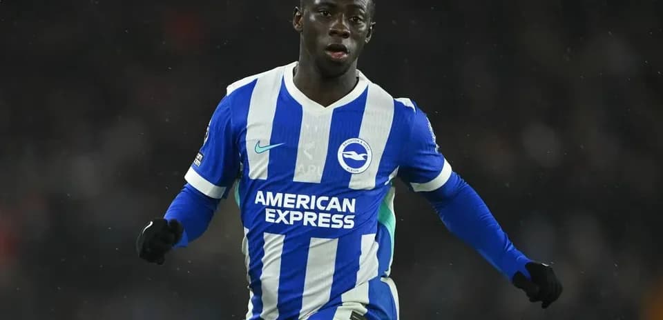 Игрок Brighton празднует гол на поле