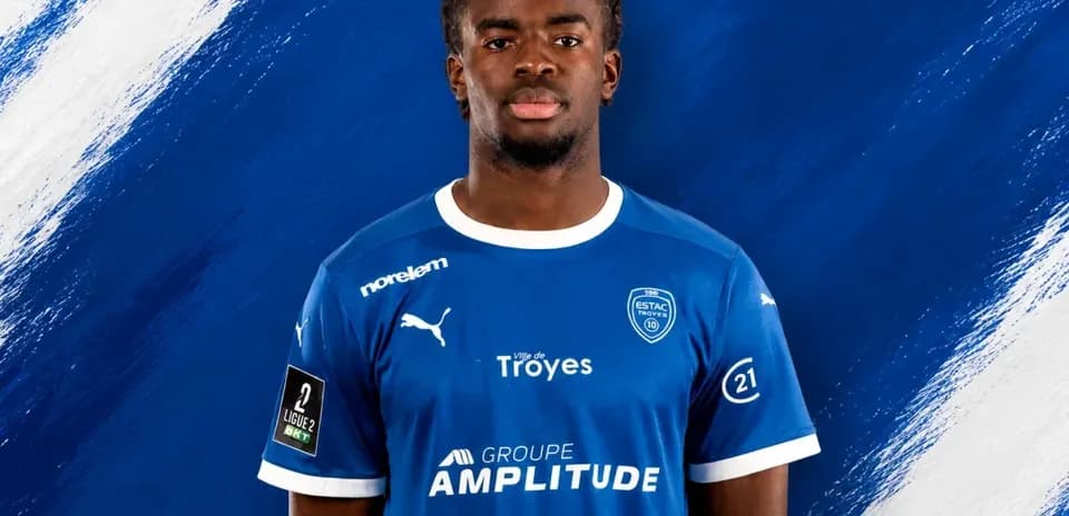 Игрок в синей футболке ESTAC Труа на фоне