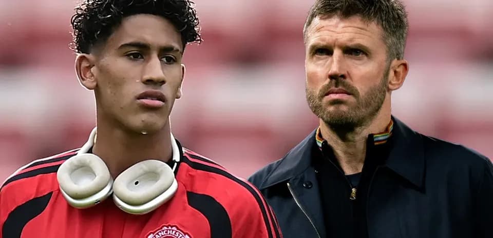 Игрок в форме Manchester United и тренер на фоне