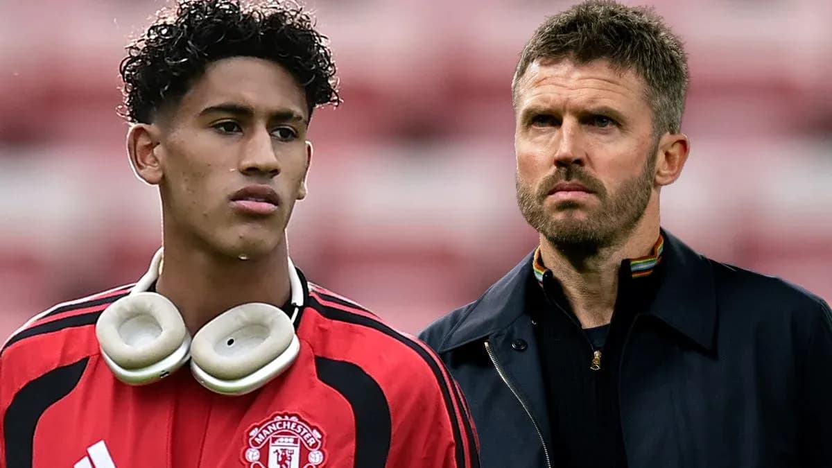 Игрок в форме Manchester United и тренер на фоне