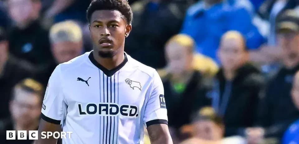 Игрок в белой форме команды Derby County на поле