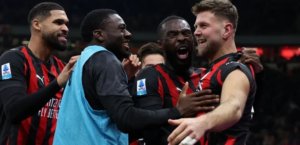 Игроки AC Milan празднуют гол на поле