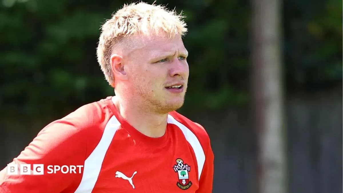 Игрок в тренировочной форме Southampton FC на поле