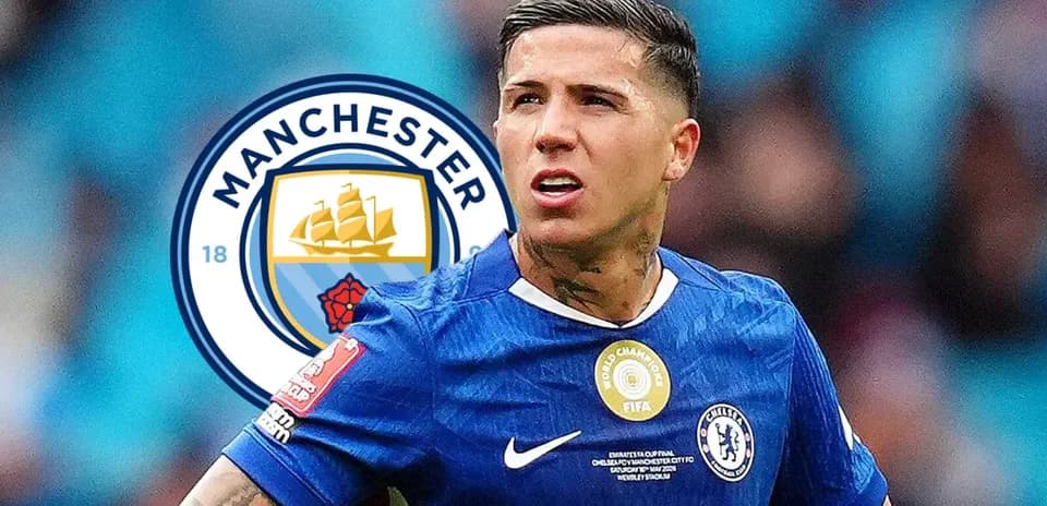 Игрок в синей форме с логотипом Chelsea на фоне