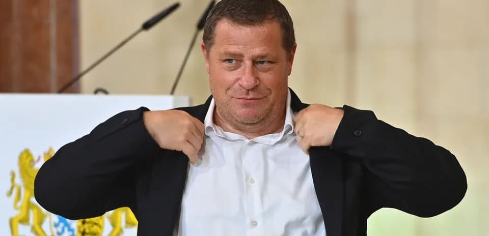 Человек надевает пиджак на пресс-конференции