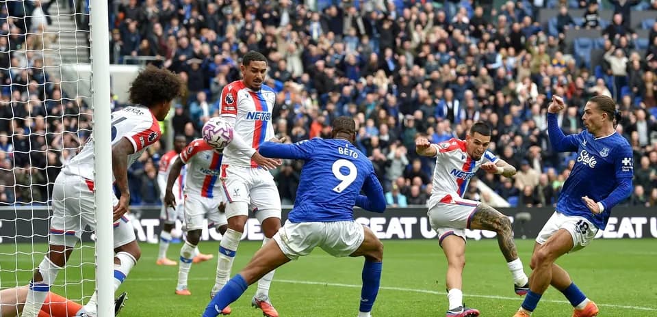Игроки Crystal Palace и Everton в борьбе за мяч