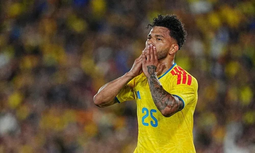 Игрок в желтой форме с номером 25 на поле