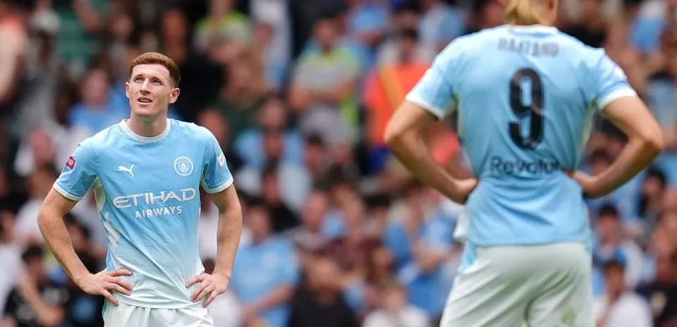 Игроки Manchester City на поле после неудачной атаки