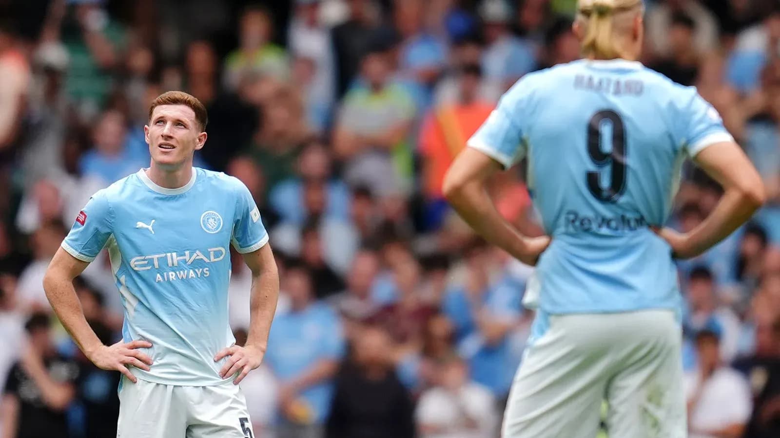 Игроки Manchester City на поле после неудачной атаки