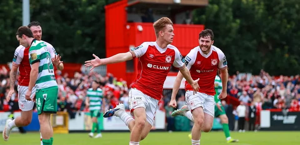 Игроки команды St. Patrick's Athletic празднуют гол