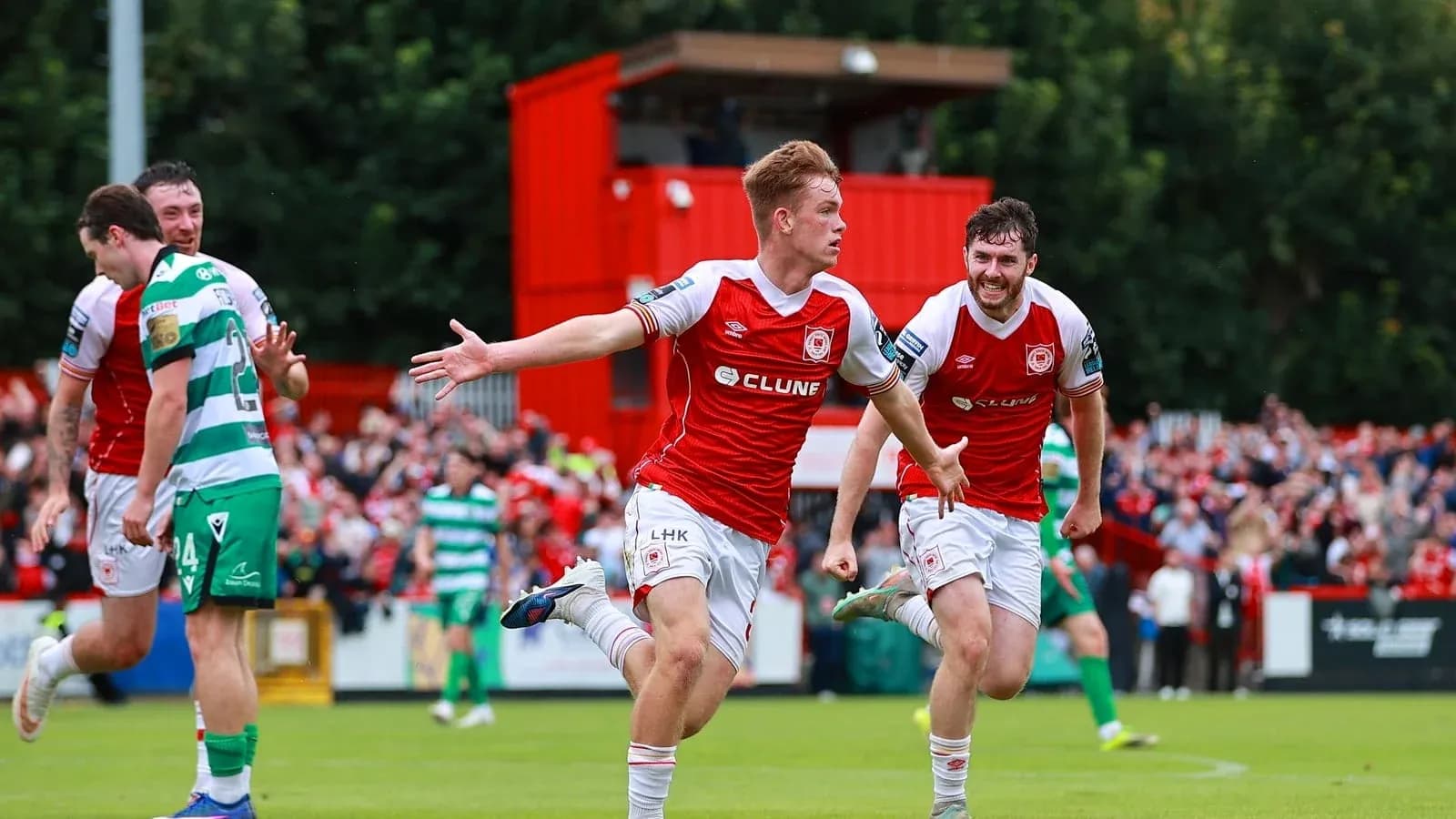 Игроки команды St. Patrick's Athletic празднуют гол