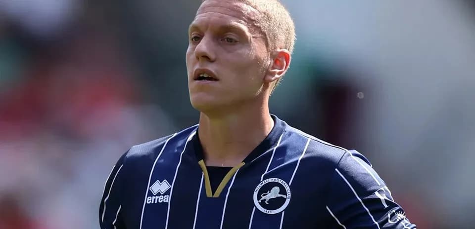 Игрок в футболке Millwall на поле