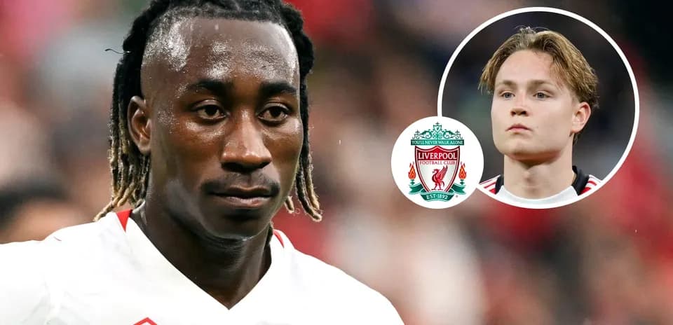 Игроки на поле, логотип Liverpool в углу