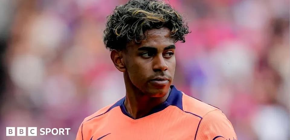 Игрок Барселоны в оранжевой форме на поле