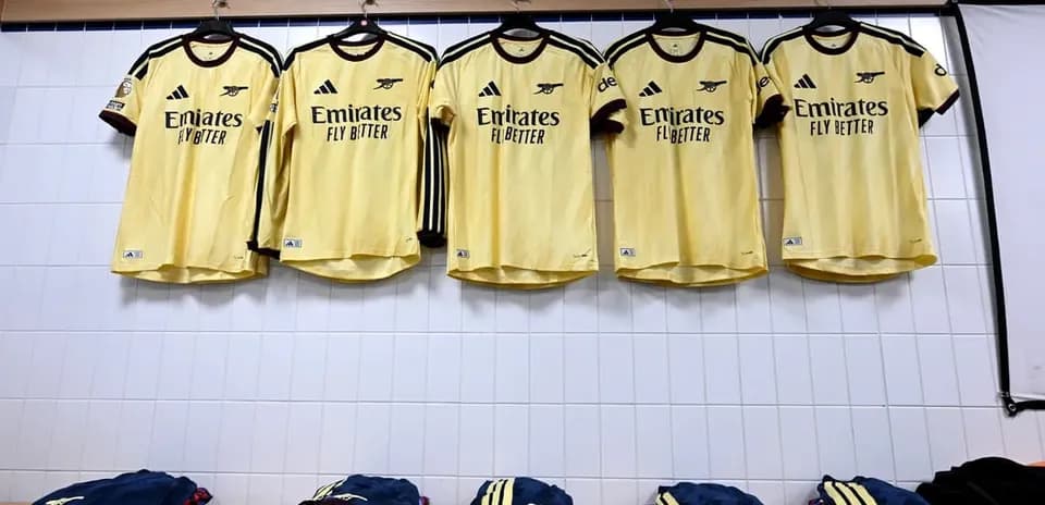 Футбольные майки Arsenal висят в раздевалке