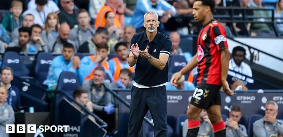 Тренер команды Bournemouth дает указания игроку