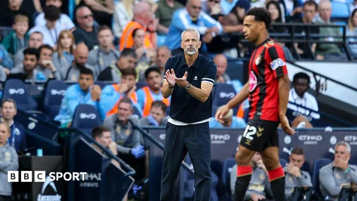Тренер команды Bournemouth дает указания игроку
