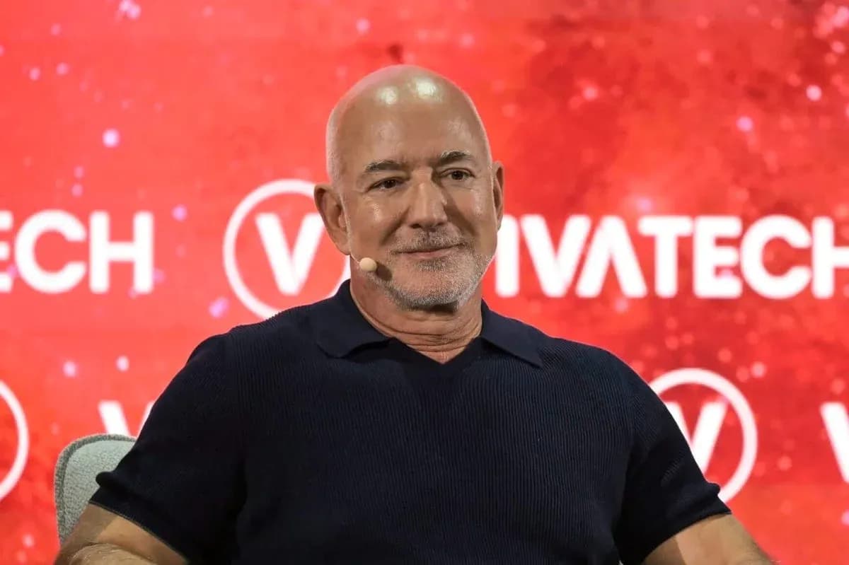 Человек на сцене во время конференции VivaTech