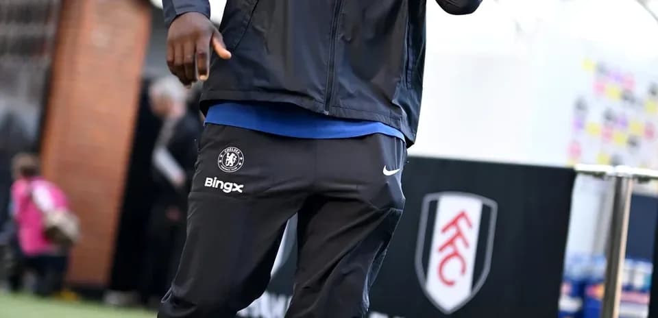 Игрок Chelsea идет к стадиону перед матчем