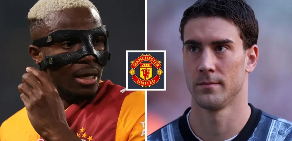Игроки на фоне логотипа Manchester United
