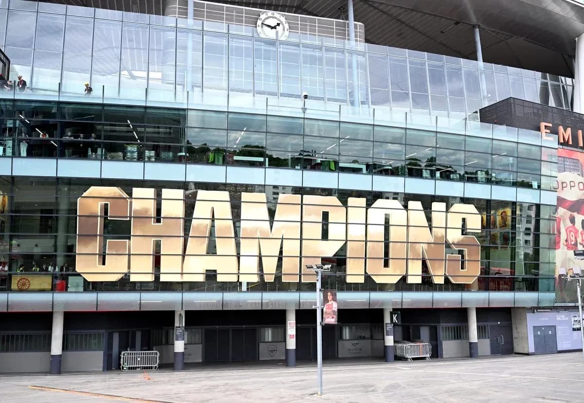 Здание стадиона с надписью 'CHAMPIONS'