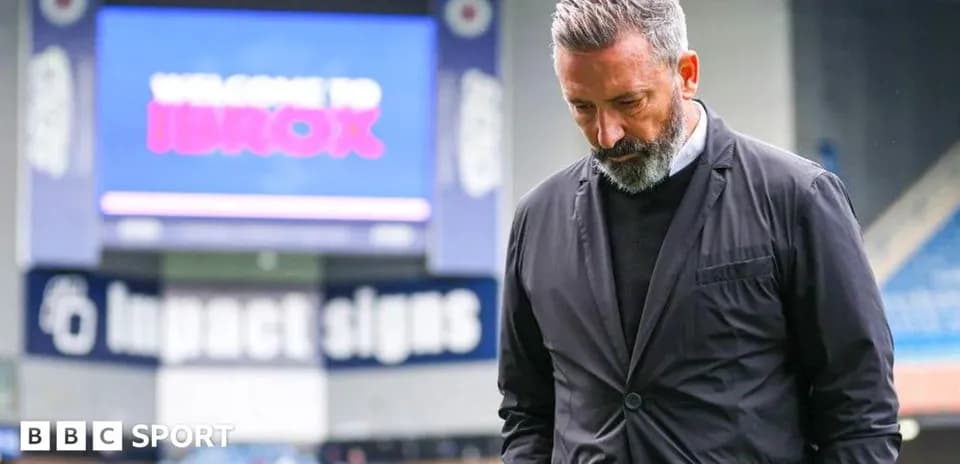 Тренер на стадионе Ibrox перед матчем