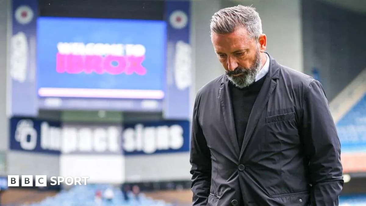 Тренер на стадионе Ibrox перед матчем