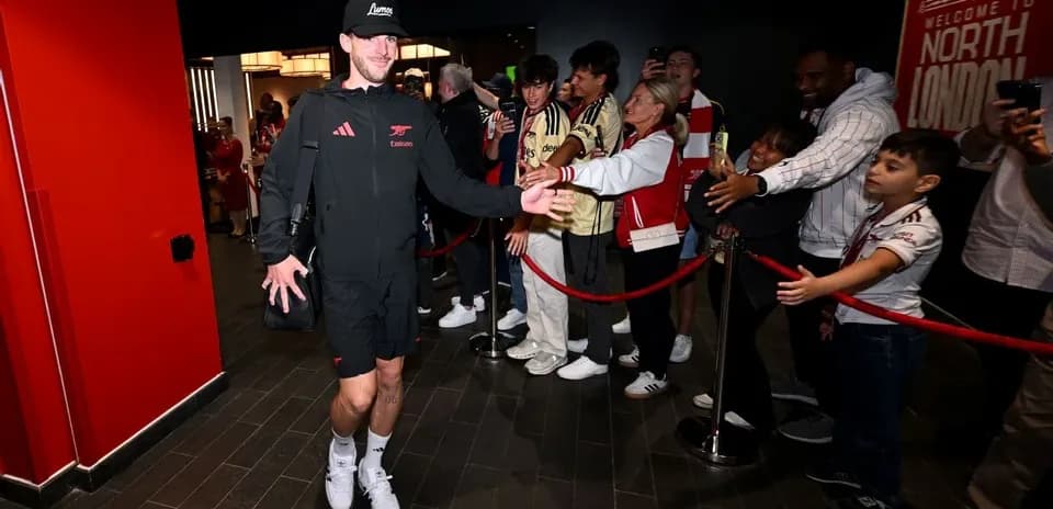 Игрок Arsenal приветствует фанатов перед матчем
