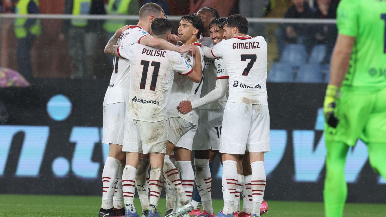 Игроки AC Milan отмечают гол в матче