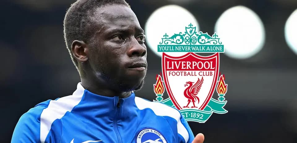 Игрок Brighton & Hove Albion на фоне логотипа Liverpool